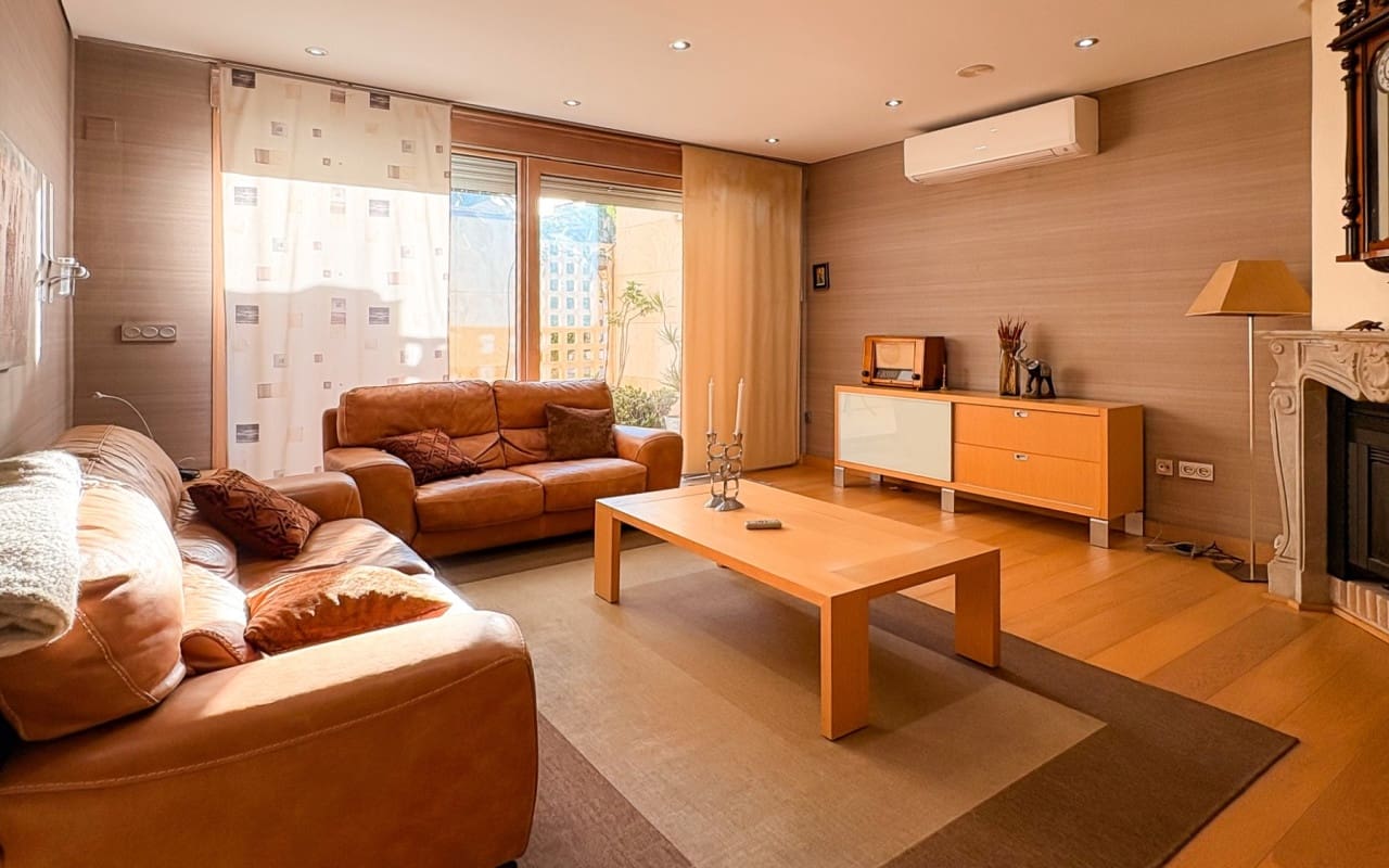 4 bedroom Villa for sale in Guardamar del Segura with pool - € 950,000 (Ref: 9805179)