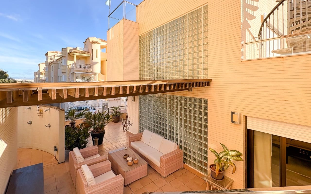 4 bedroom Villa for sale in Guardamar del Segura with pool - € 950,000 (Ref: 9805179)