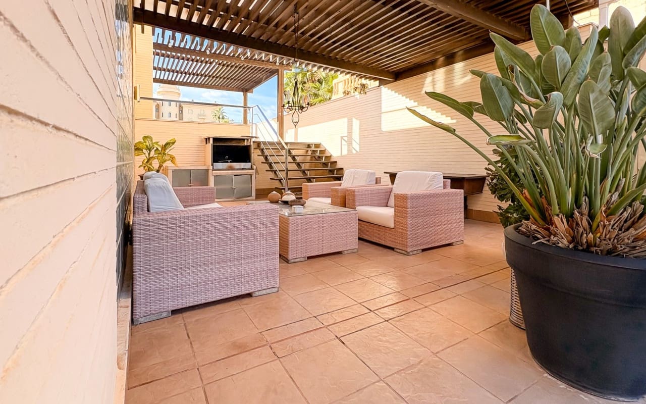 4 bedroom Villa for sale in Guardamar del Segura with pool - € 950,000 (Ref: 9805179)