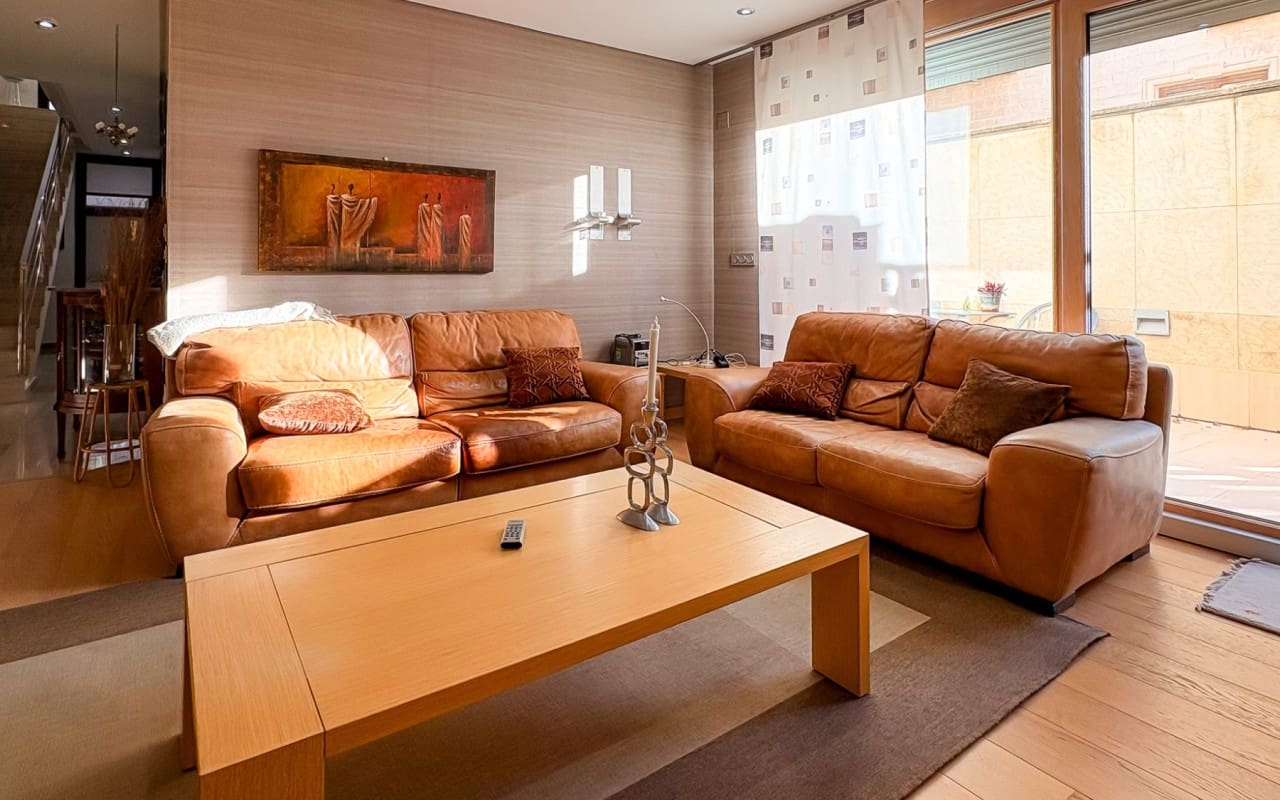 4 bedroom Villa for sale in Guardamar del Segura with pool - € 950,000 (Ref: 9805179)