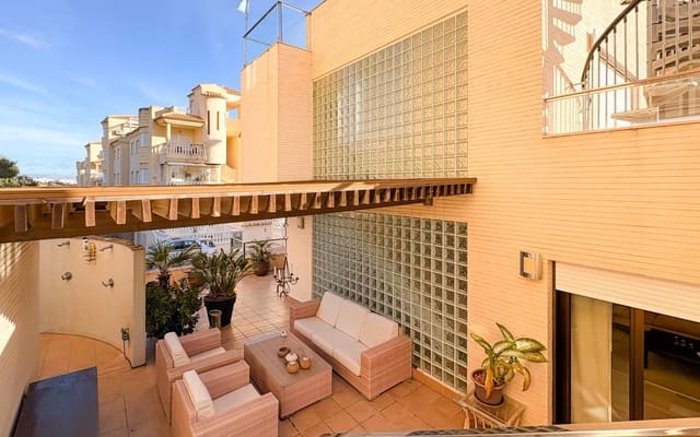 4 bedroom Villa for sale in Guardamar Playa, Guardamar del Segura with pool - € 950,000 (Ref: 9805179)