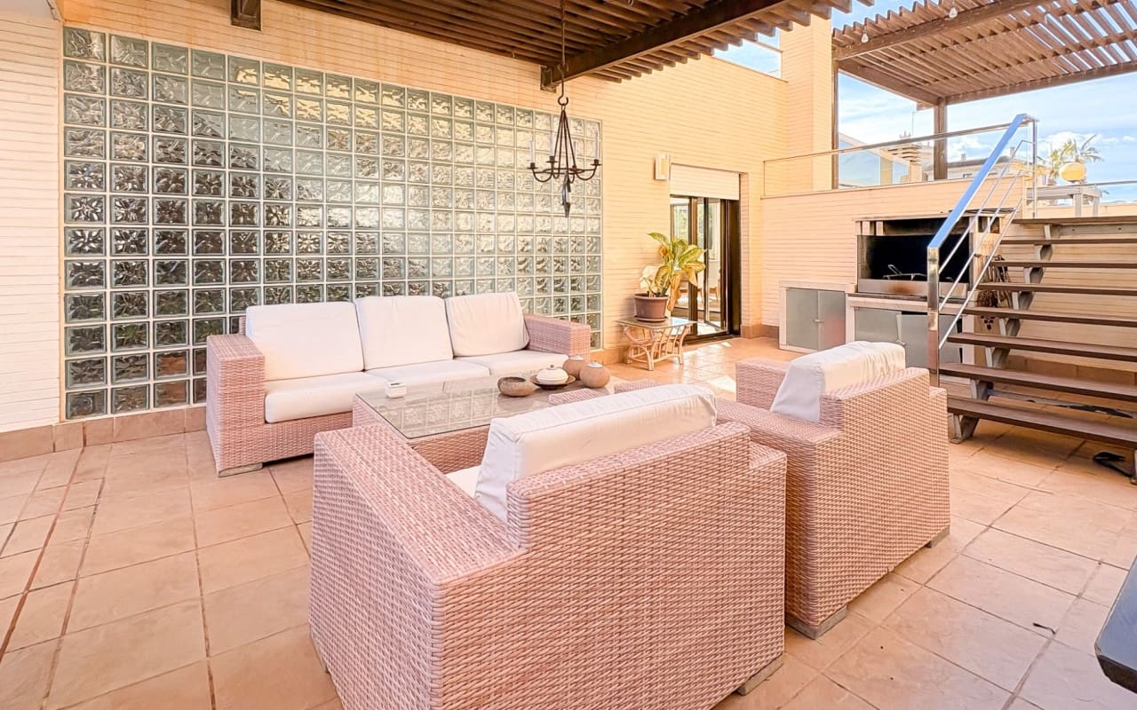 4 bedroom Villa for sale in Guardamar del Segura with pool - € 950,000 (Ref: 9805179)