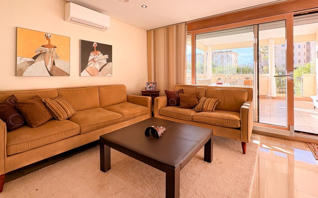 4 bedroom Villa for sale in Guardamar del Segura with pool - € 950,000 (Ref: 9805179)