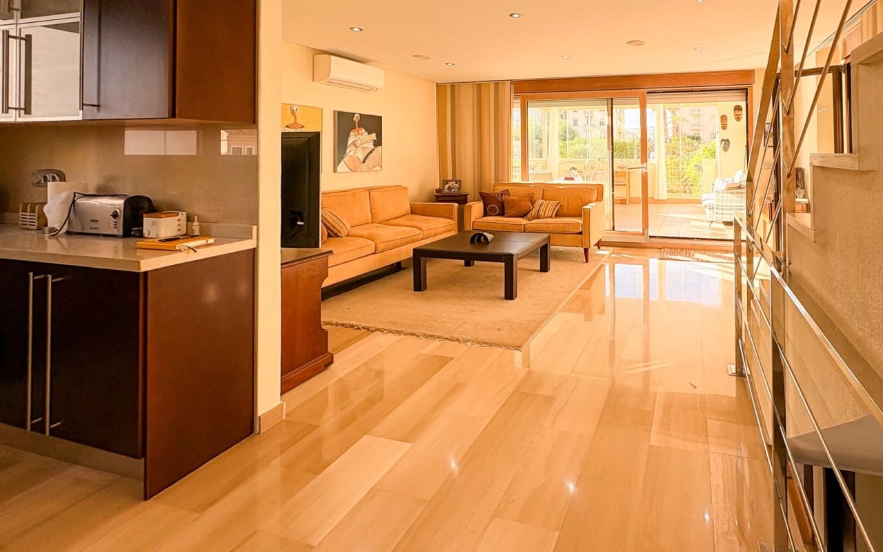 4 bedroom Villa for sale in Guardamar del Segura with pool - € 950,000 (Ref: 9805179)