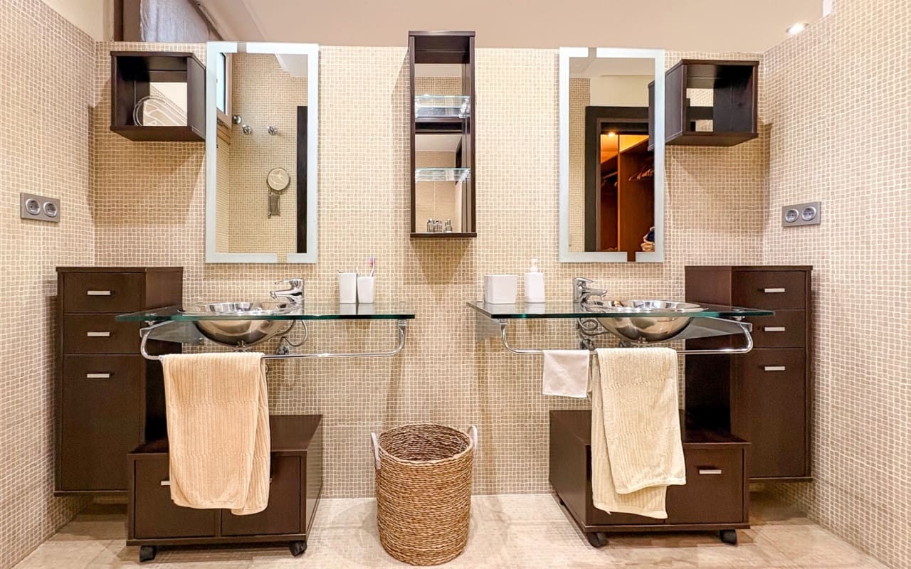 4 bedroom Villa for sale in Guardamar del Segura with pool - € 950,000 (Ref: 9805179)