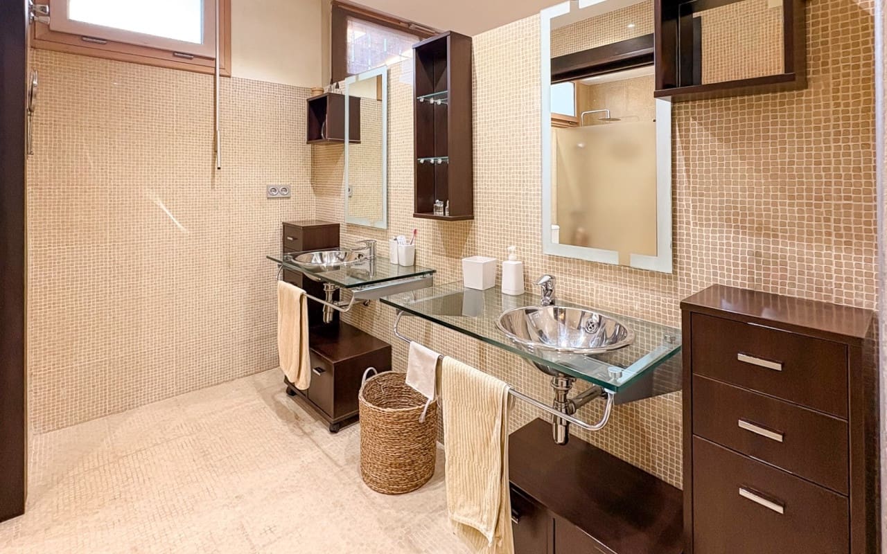 4 bedroom Villa for sale in Guardamar del Segura with pool - € 950,000 (Ref: 9805179)