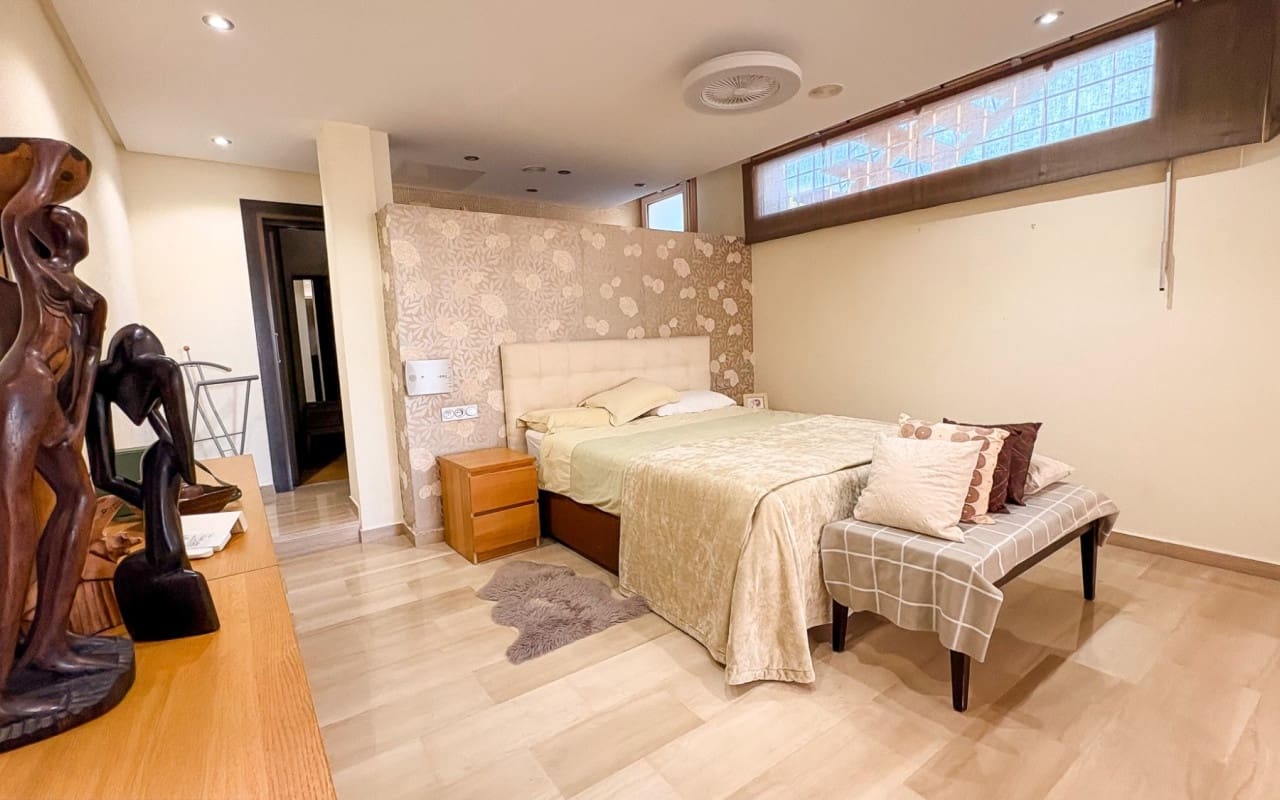 4 bedroom Villa for sale in Guardamar del Segura with pool - € 950,000 (Ref: 9805179)