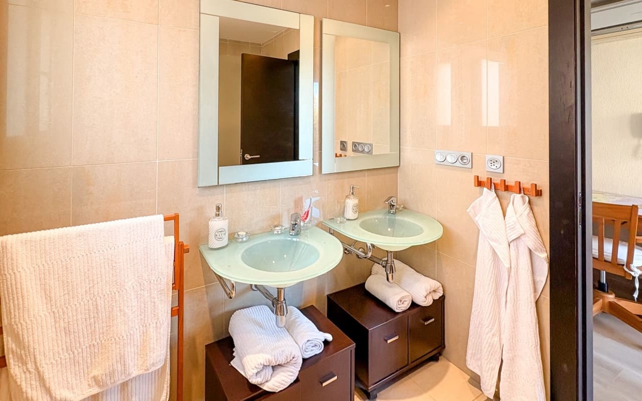 4 bedroom Villa for sale in Guardamar del Segura with pool - € 950,000 (Ref: 9805179)