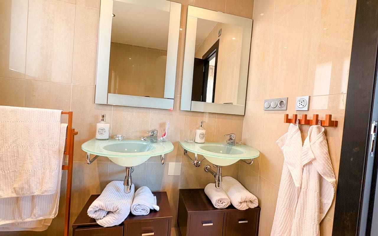 4 bedroom Villa for sale in Guardamar del Segura with pool - € 950,000 (Ref: 9805179)