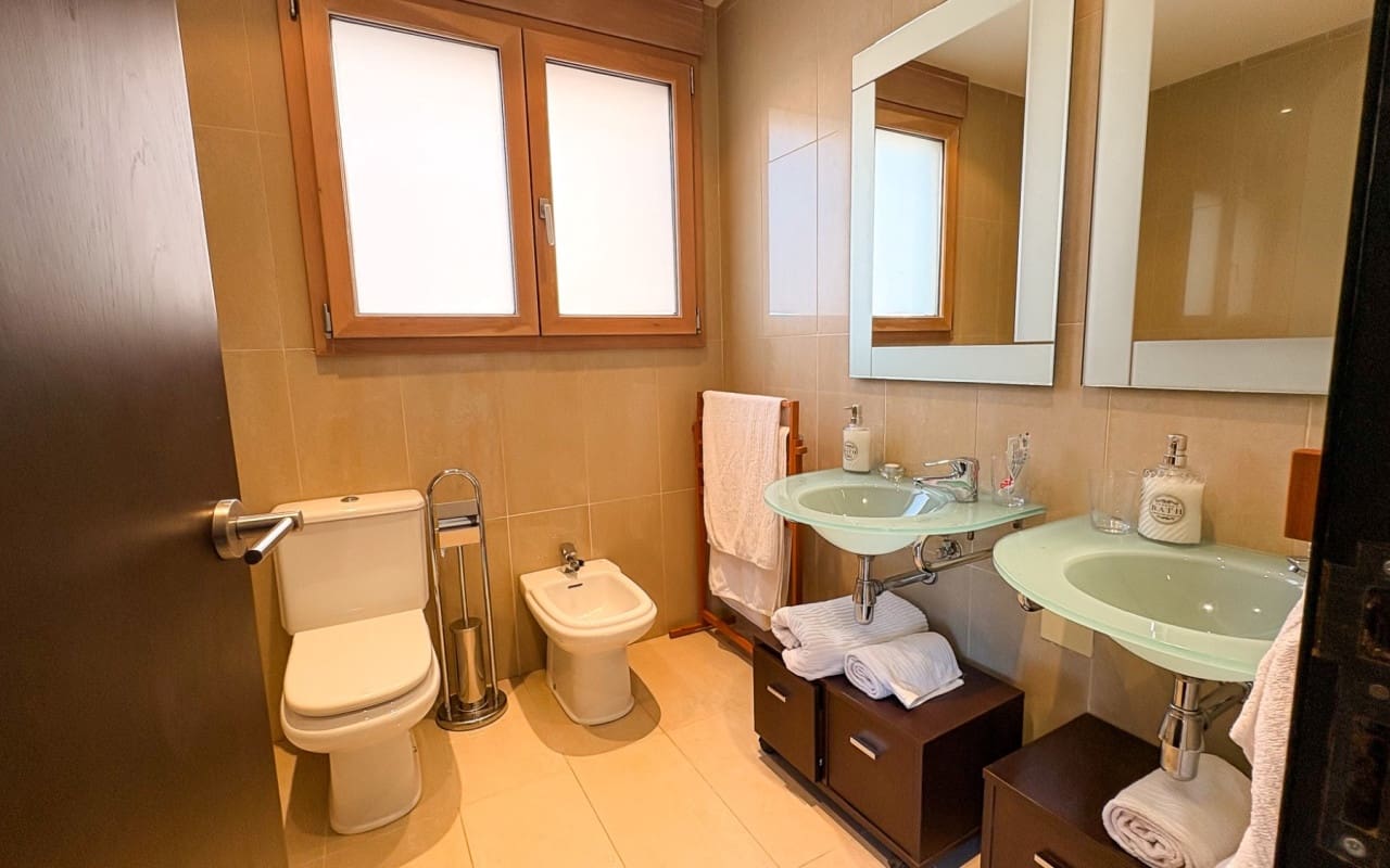 4 bedroom Villa for sale in Guardamar del Segura with pool - € 950,000 (Ref: 9805179)