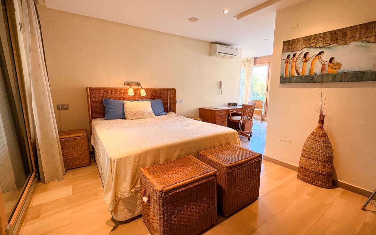 4 bedroom Villa for sale in Guardamar del Segura with pool - € 950,000 (Ref: 9805179)