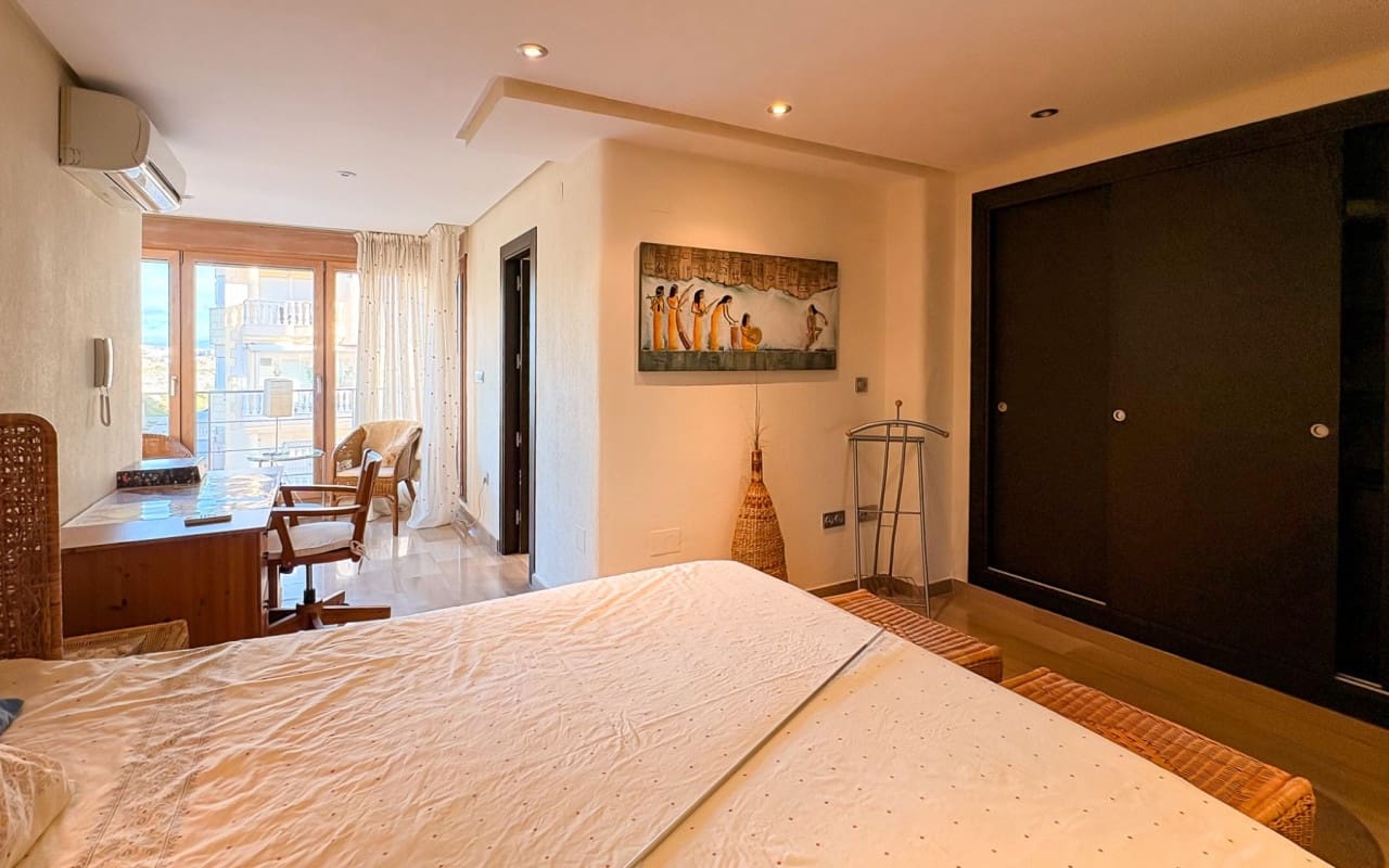 4 bedroom Villa for sale in Guardamar del Segura with pool - € 950,000 (Ref: 9805179)