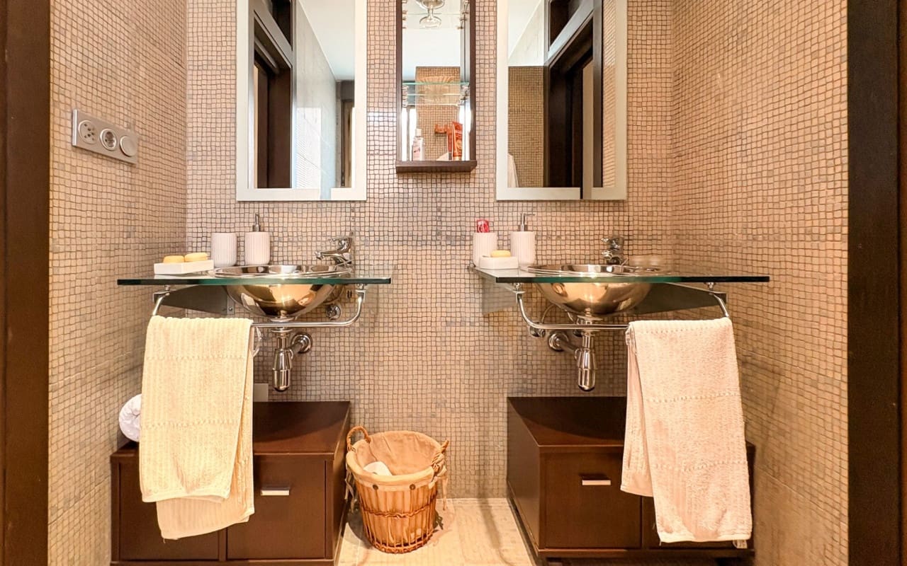 4 bedroom Villa for sale in Guardamar del Segura with pool - € 950,000 (Ref: 9805179)