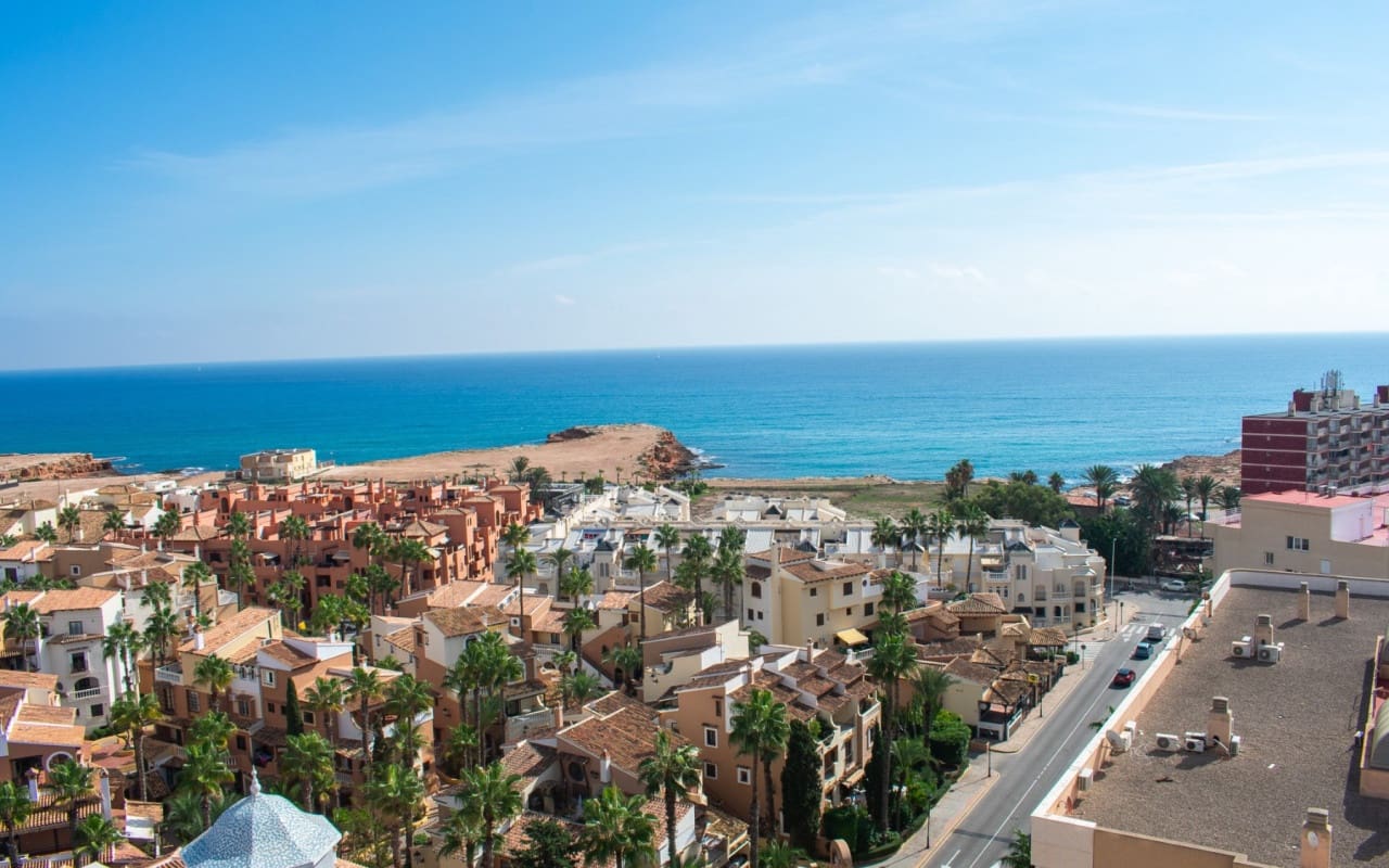 Apartamento de 3 habitaciones en Torrevieja en venta con piscina - 363.900 € (Ref: 9805190)