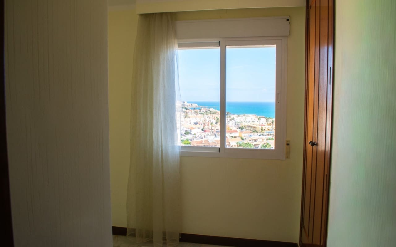 Apartamento de 3 habitaciones en Torrevieja en venta con piscina - 363.900 € (Ref: 9805190)