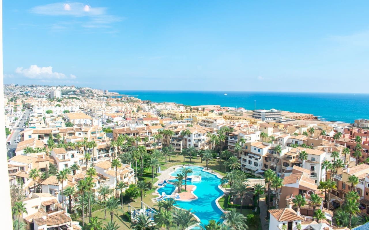 Apartamento de 3 habitaciones en Torrevieja en venta con piscina - 363.900 € (Ref: 9805190)