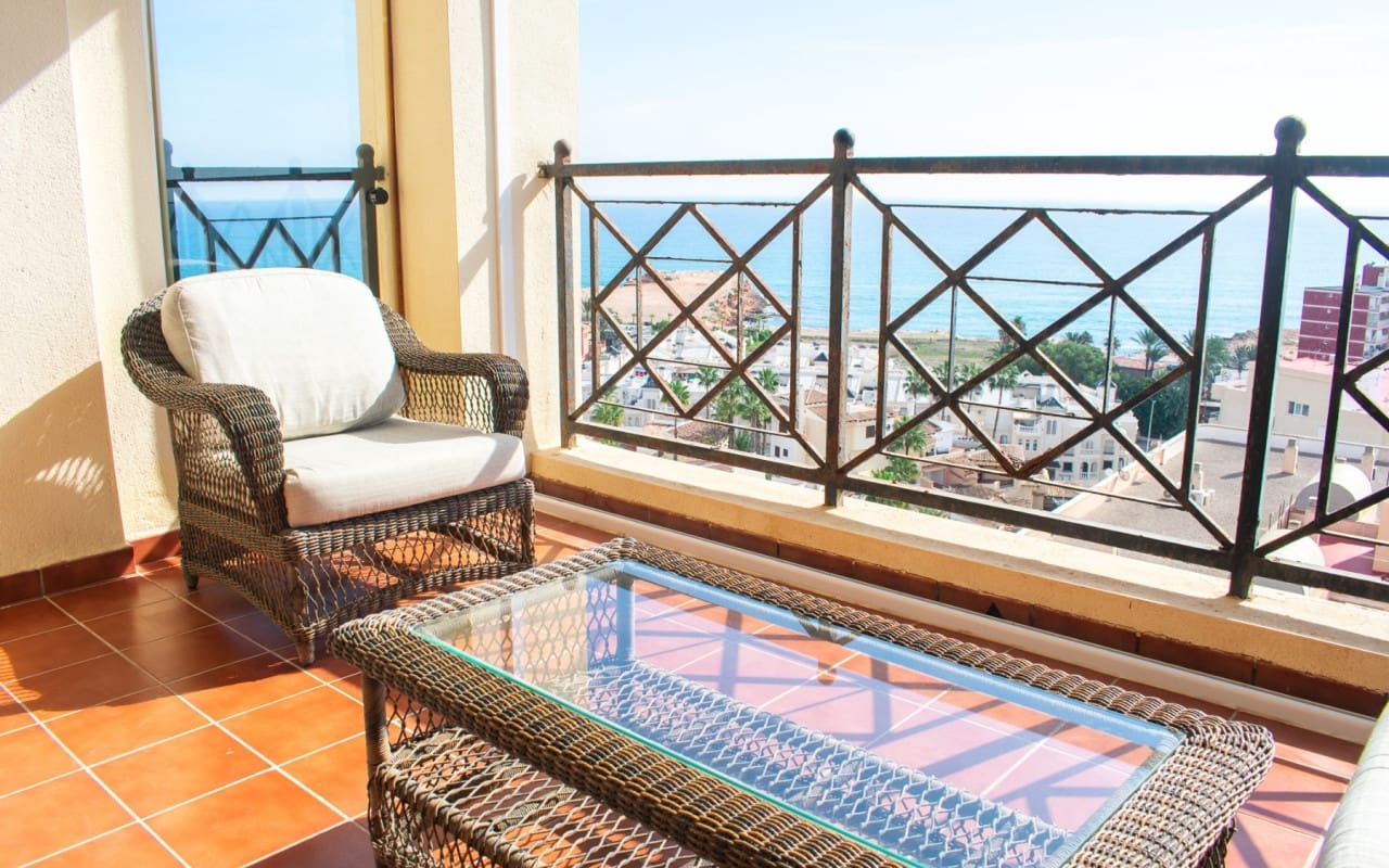 Apartamento de 3 habitaciones en Torrevieja en venta con piscina - 363.900 € (Ref: 9805190)