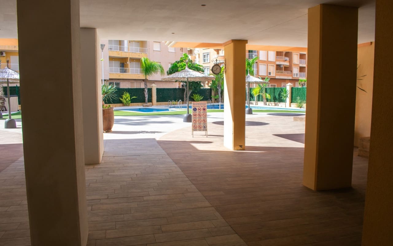 Apartamento de 3 habitaciones en Torrevieja en venta con piscina - 363.900 € (Ref: 9805190)