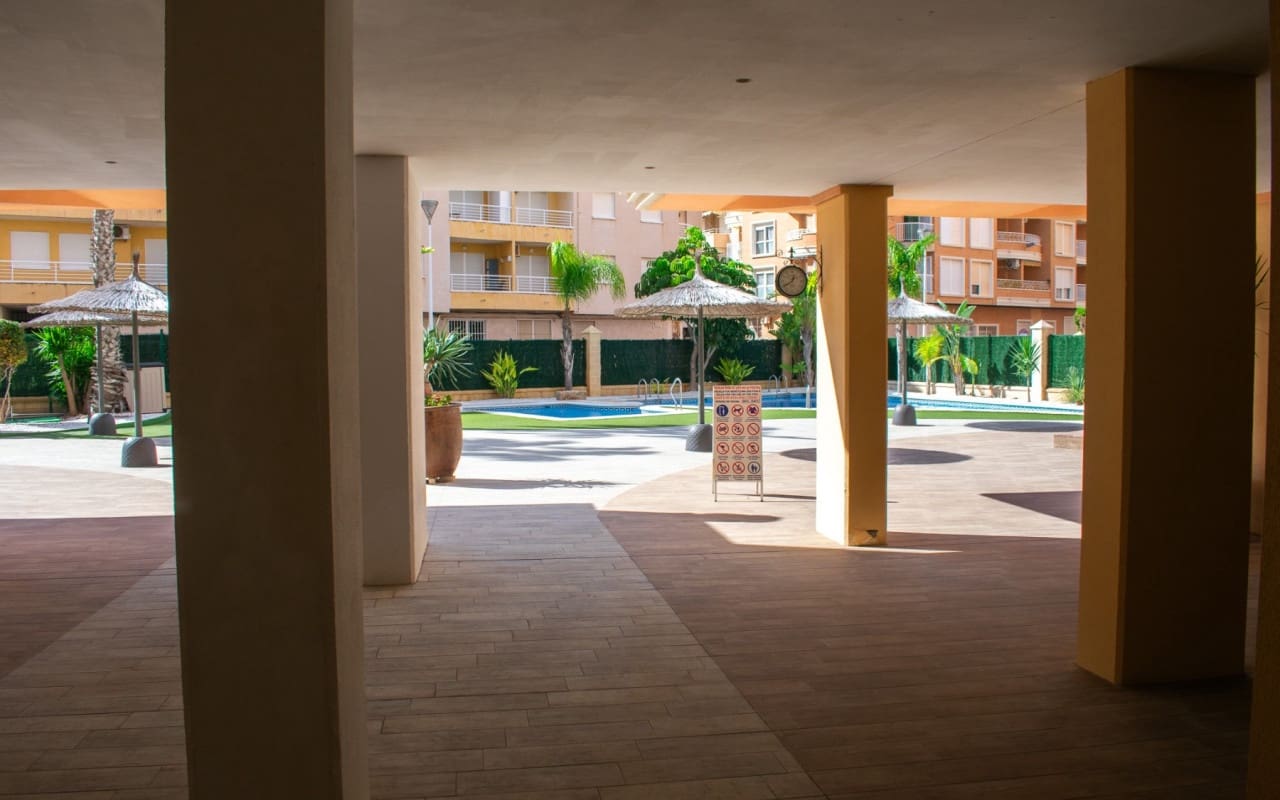 Apartamento de 3 habitaciones en Torrevieja en venta con piscina - 363.900 € (Ref: 9805190)