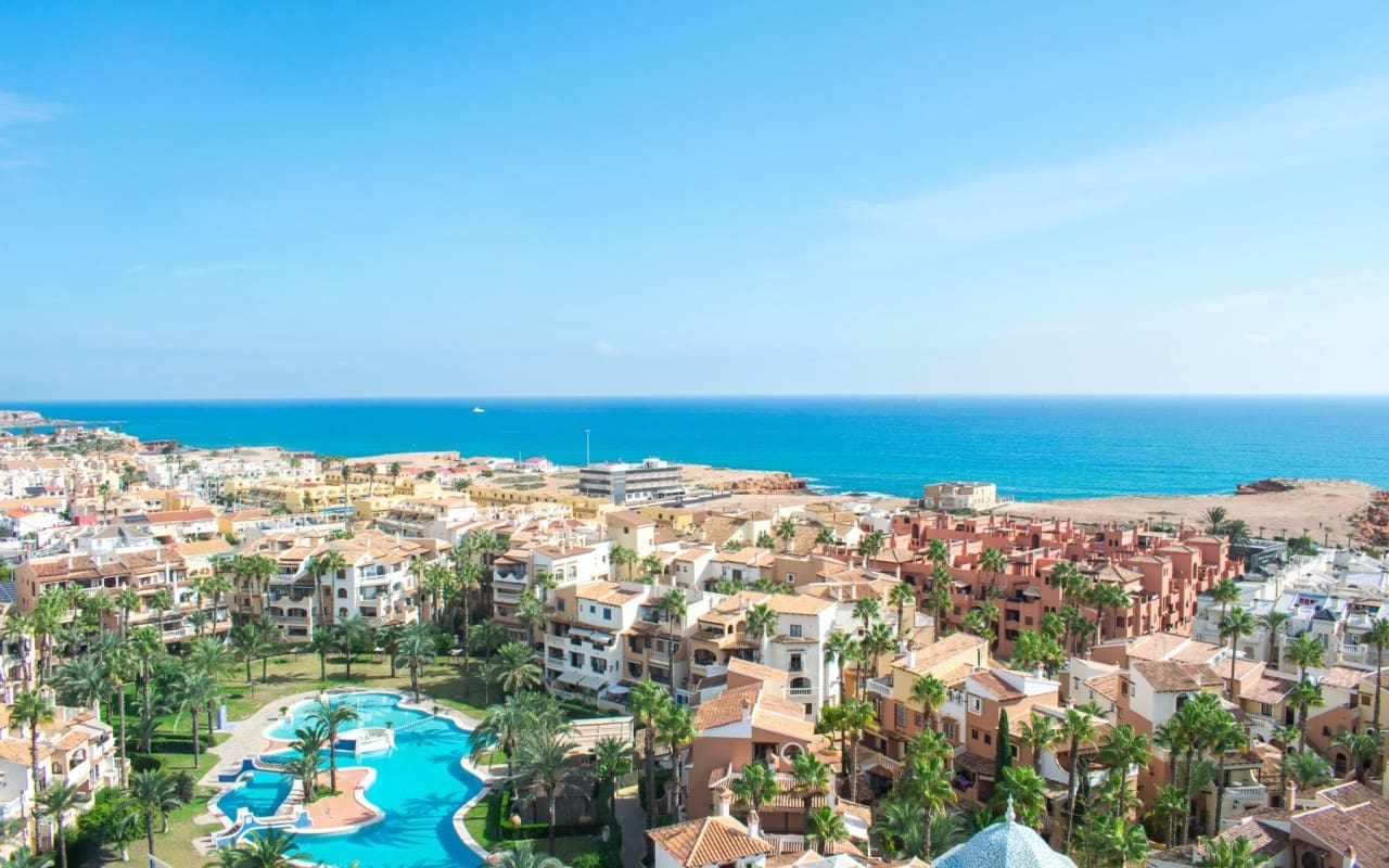 Apartamento de 3 habitaciones en Torrevieja en venta con piscina - 363.900 € (Ref: 9805190)