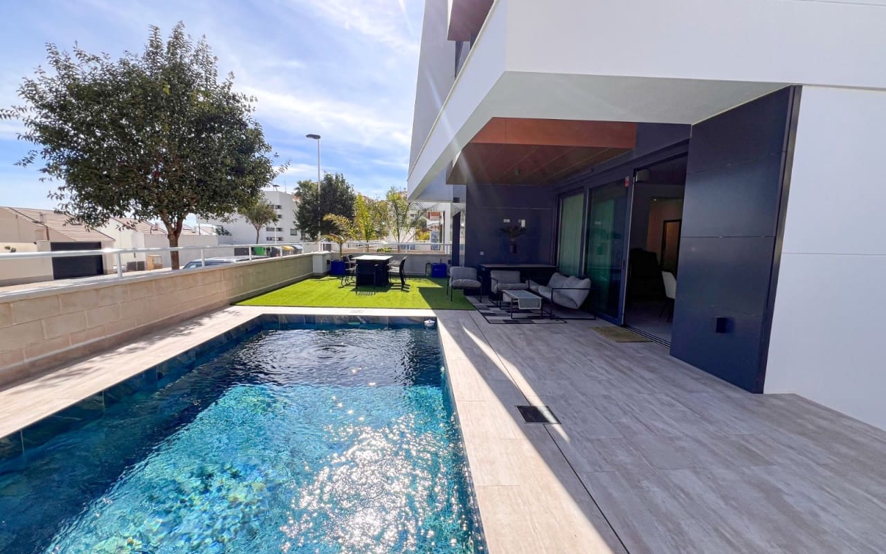 3 slaapkamer Strandappartement te koop in Guardamar del Segura met zwembad - € 399.000 (Ref: 9805204)