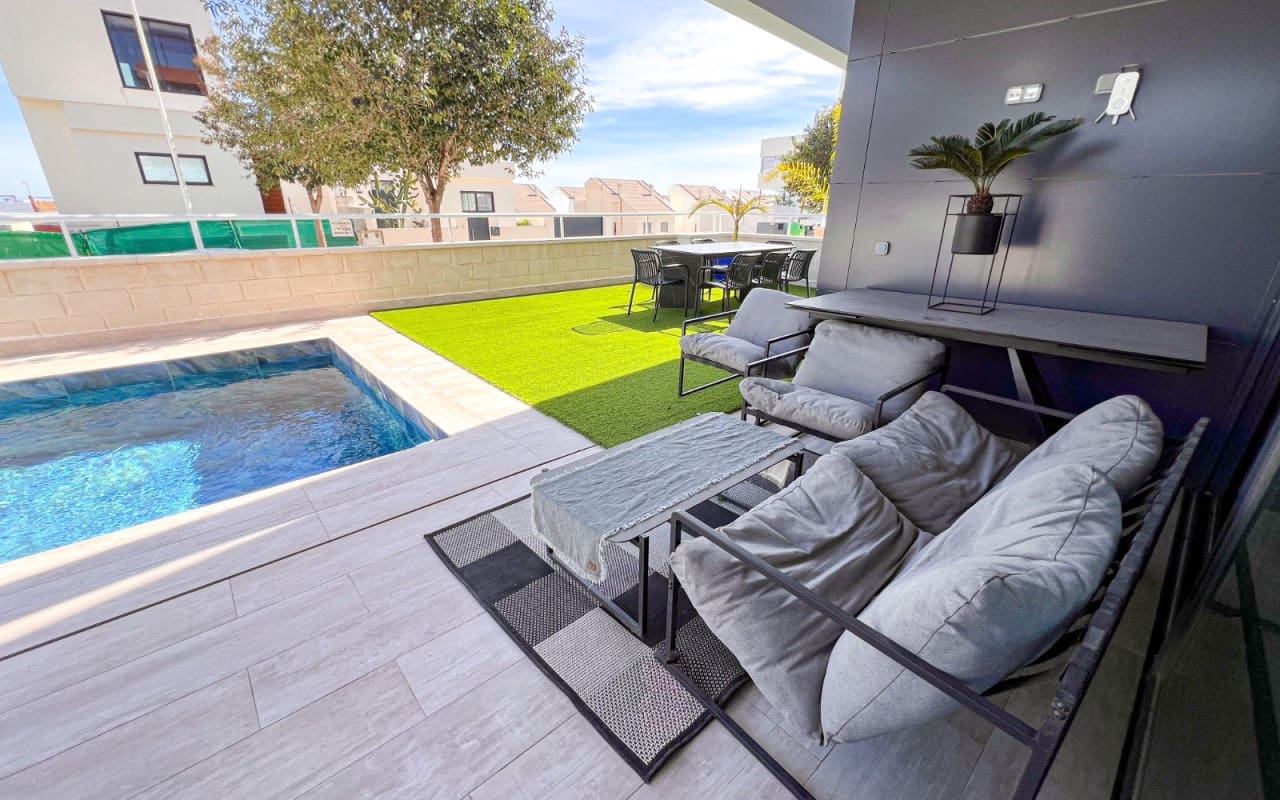 3 slaapkamer Strandappartement te koop in Guardamar del Segura met zwembad - € 399.000 (Ref: 9805204)