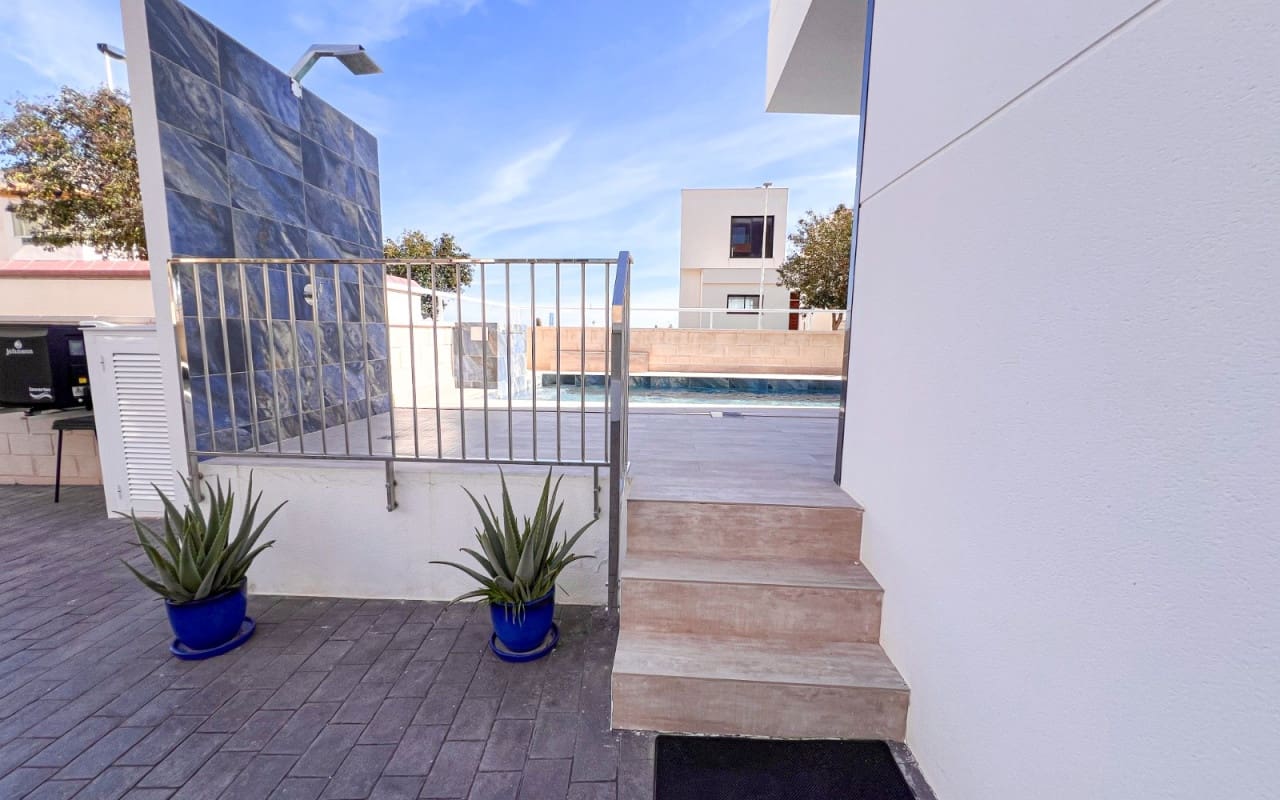 3 slaapkamer Strandappartement te koop in Guardamar del Segura met zwembad - € 399.000 (Ref: 9805204)