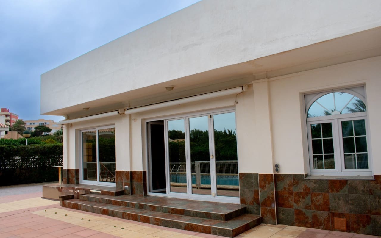 7 Zimmer Villa zu verkaufen in La Manga del Mar Menor mit Pool - 990.000 € (Ref: 9805550)