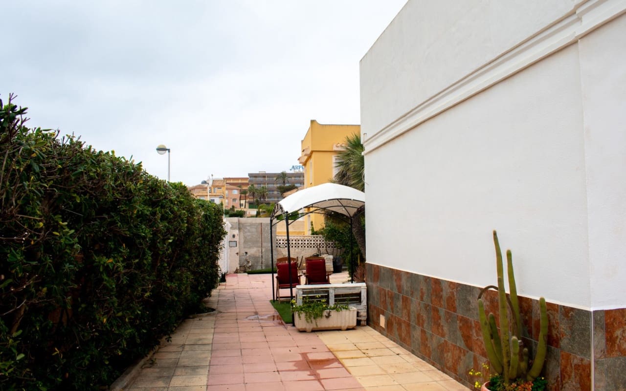 7 Zimmer Villa zu verkaufen in La Manga del Mar Menor mit Pool - 990.000 € (Ref: 9805550)