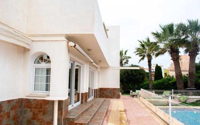7 Zimmer Villa zu verkaufen in La Manga del Mar Menor mit Pool - 990.000 € (Ref: 9805550)
