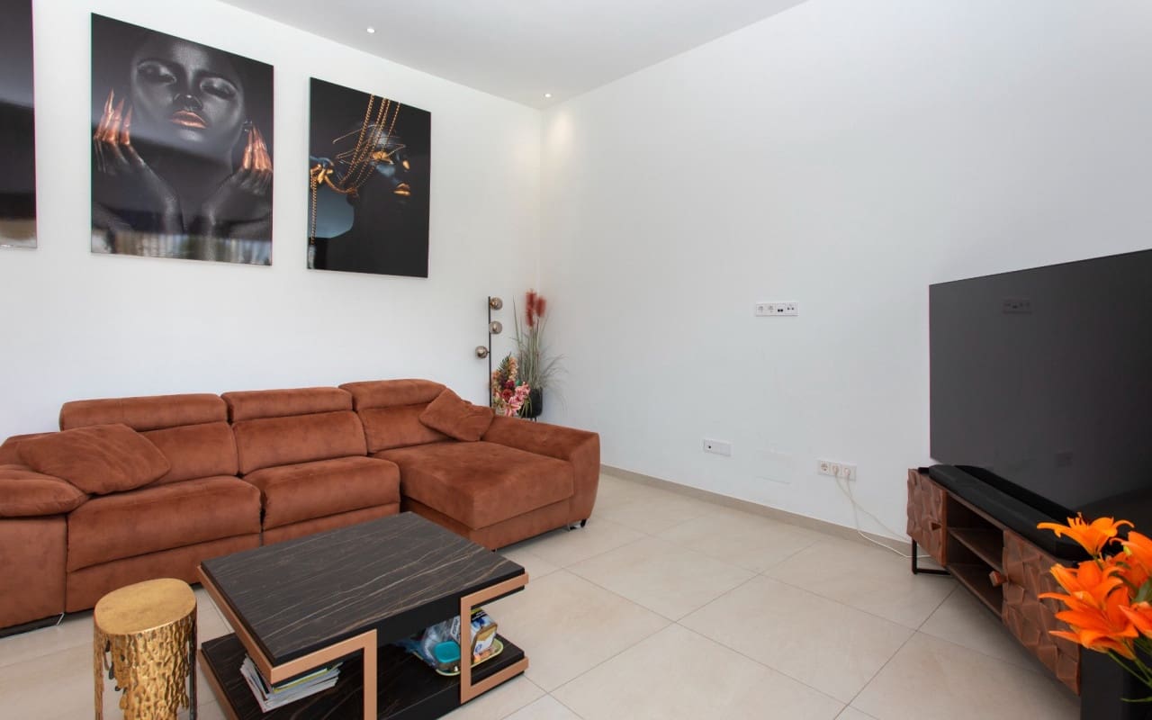 4 bedroom Villa for sale in Rojales with pool garage - € 750,000 (Ref: 9818465)