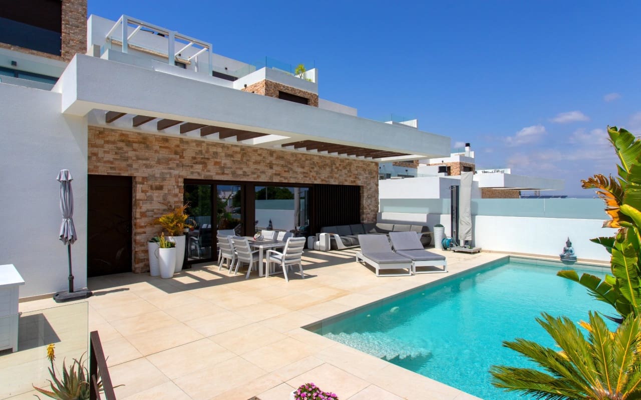4 bedroom Villa for sale in Rojales with pool garage - € 750,000 (Ref: 9818465)