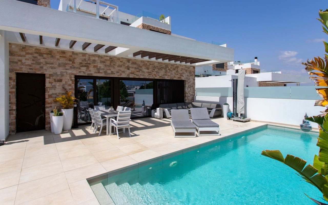 4 bedroom Villa for sale in Rojales with pool garage - € 750,000 (Ref: 9818465)