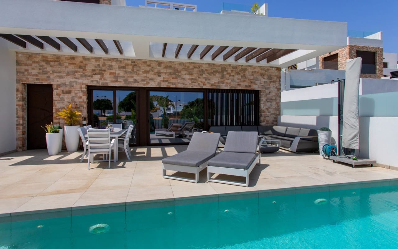 4 bedroom Villa for sale in Rojales with pool garage - € 750,000 (Ref: 9818465)
