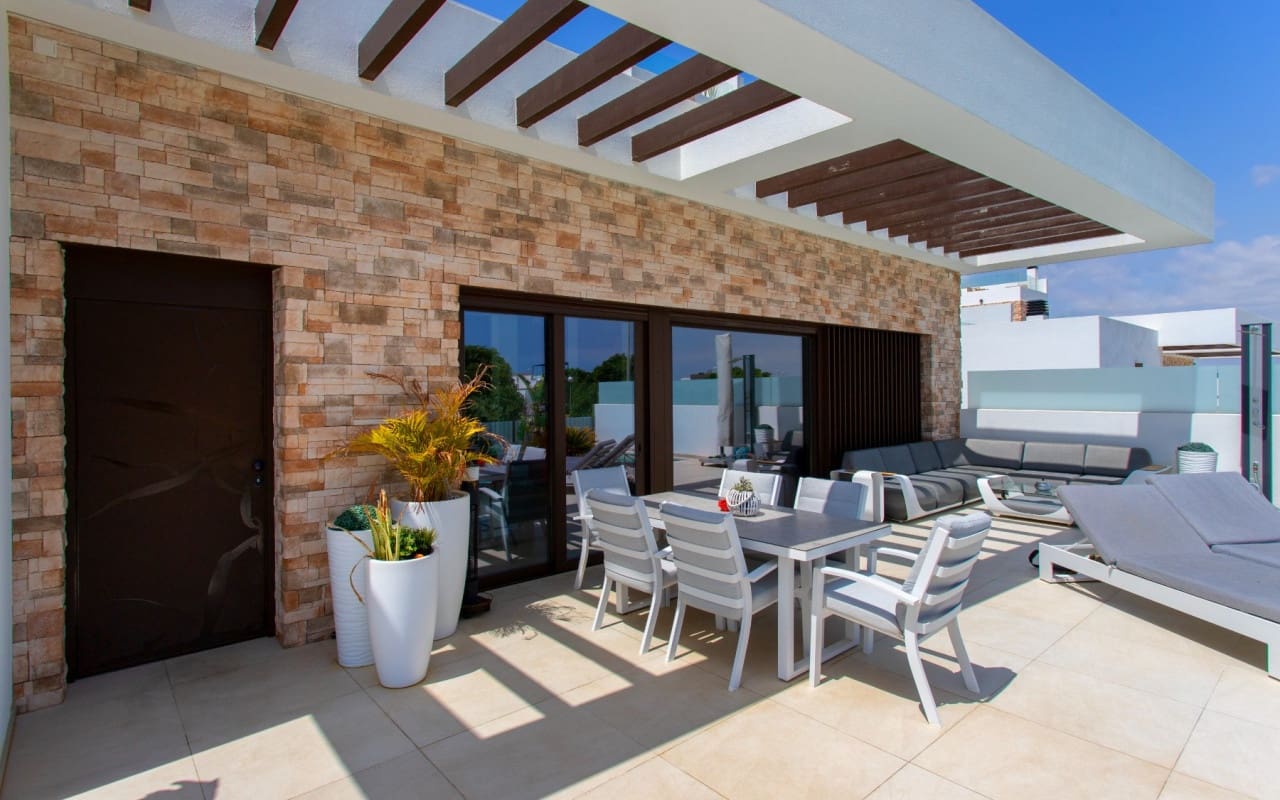 4 bedroom Villa for sale in Rojales with pool garage - € 750,000 (Ref: 9818465)
