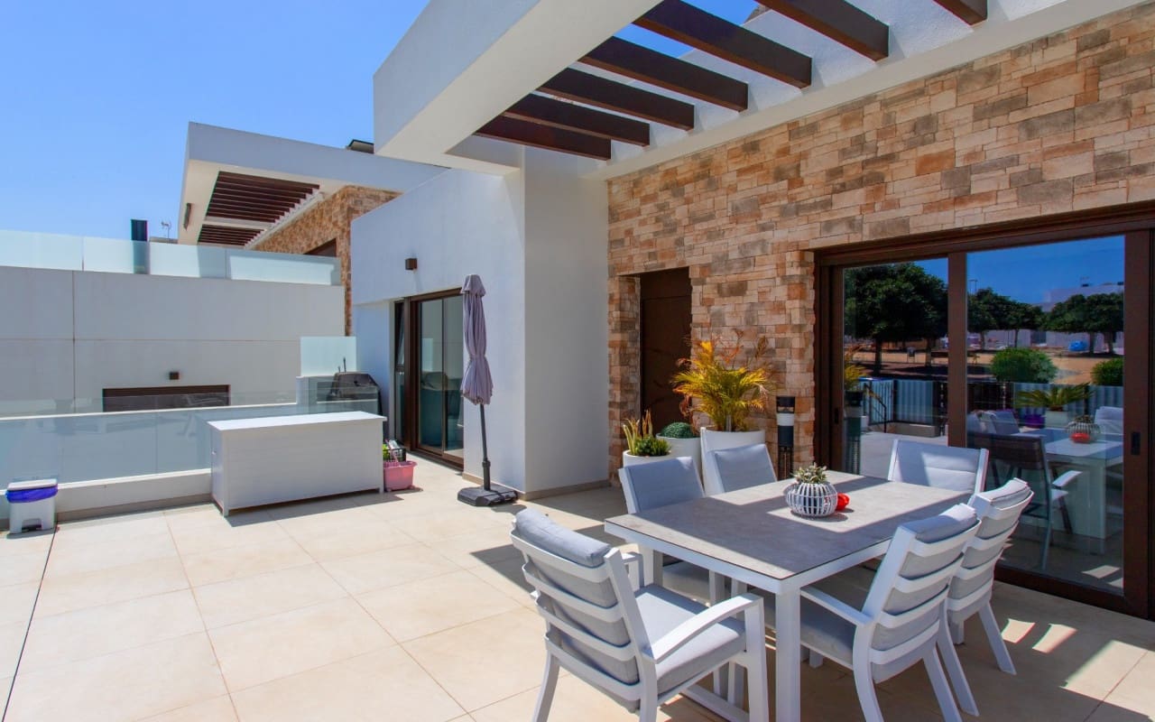 4 bedroom Villa for sale in Rojales with pool garage - € 750,000 (Ref: 9818465)