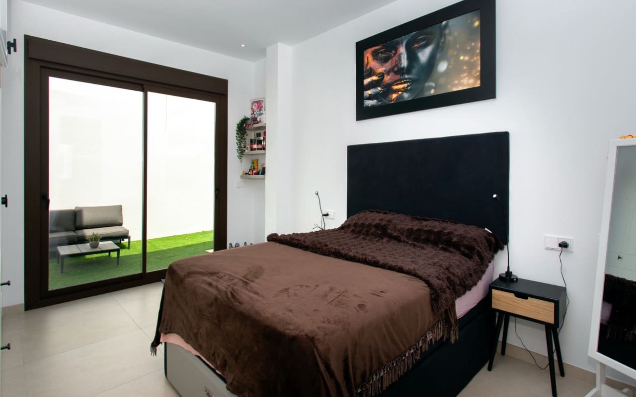 4 bedroom Villa for sale in Rojales with pool garage - € 750,000 (Ref: 9818465)