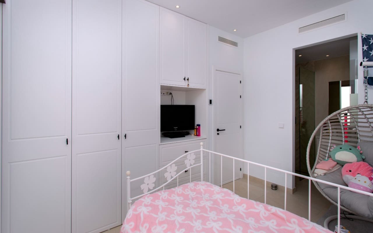 4 bedroom Villa for sale in Rojales with pool garage - € 750,000 (Ref: 9818465)