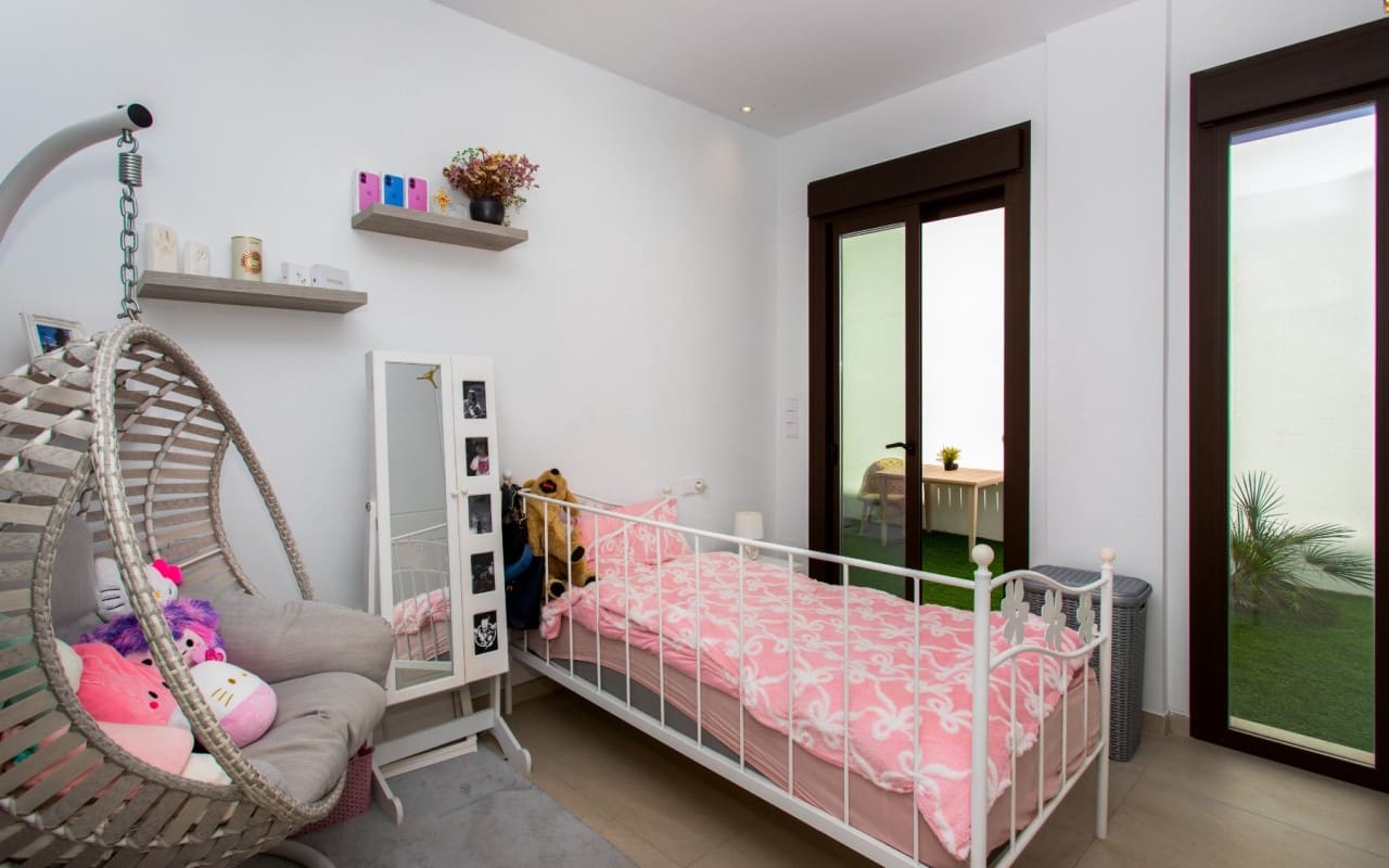 4 bedroom Villa for sale in Rojales with pool garage - € 750,000 (Ref: 9818465)