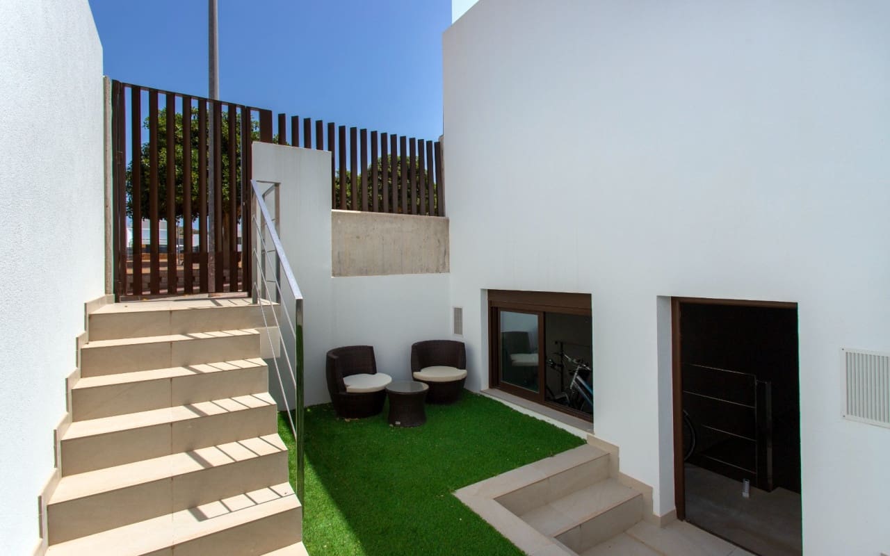 4 bedroom Villa for sale in Rojales with pool garage - € 750,000 (Ref: 9818465)