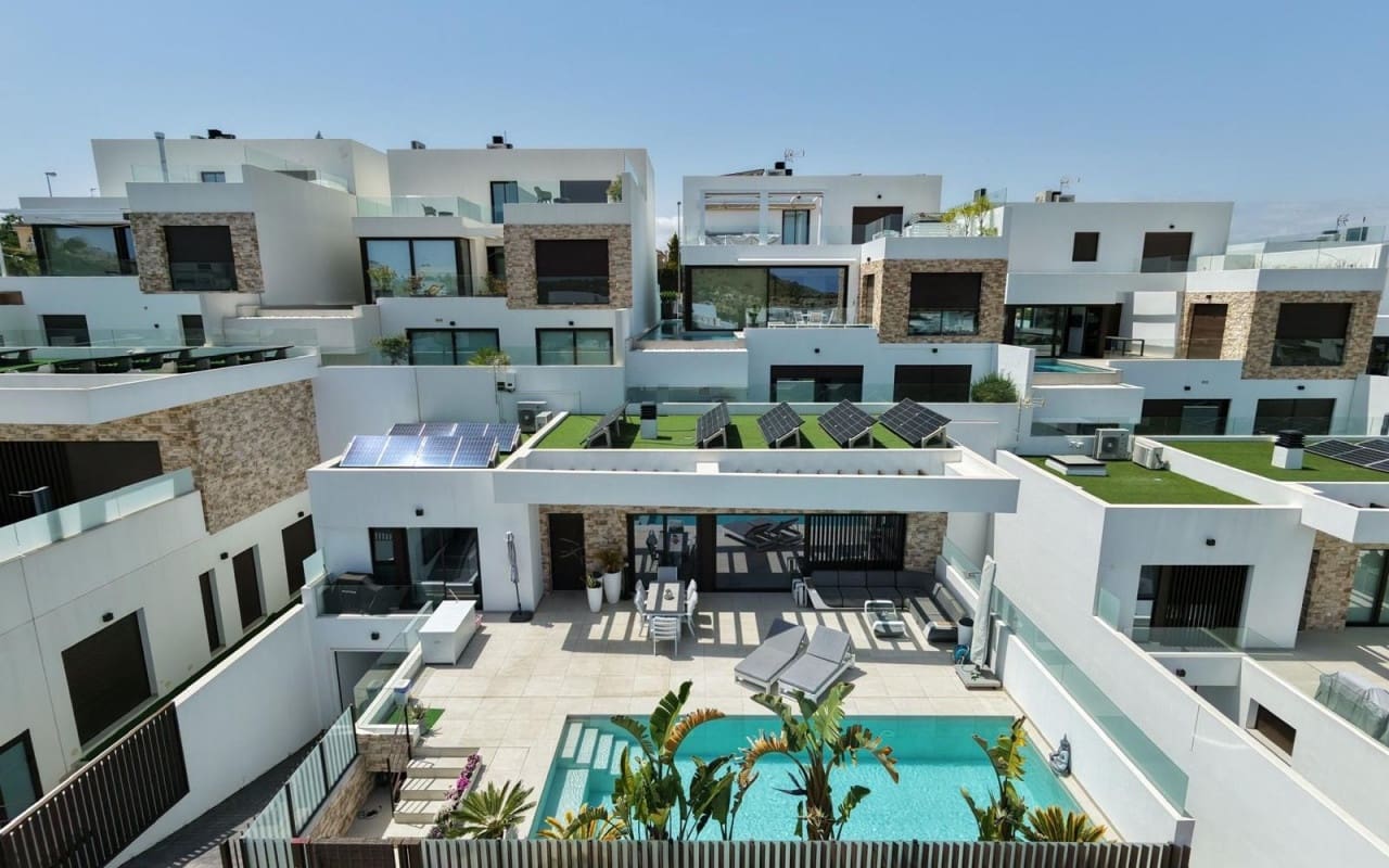 4 bedroom Villa for sale in Rojales with pool garage - € 750,000 (Ref: 9818465)