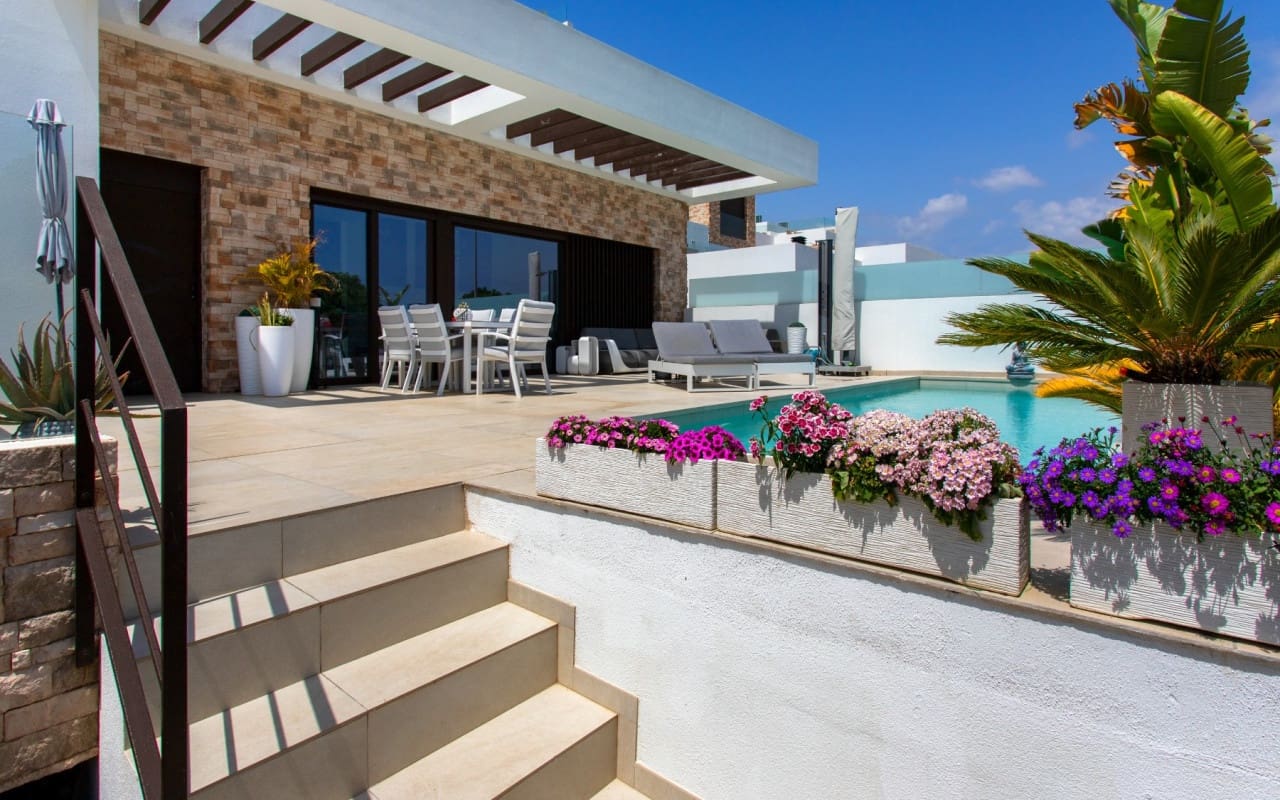 4 bedroom Villa for sale in Rojales with pool garage - € 750,000 (Ref: 9818465)