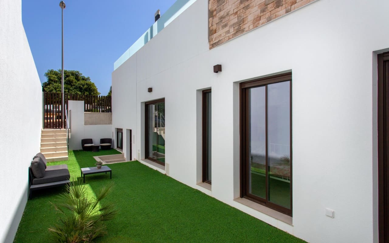 4 bedroom Villa for sale in Rojales with pool garage - € 750,000 (Ref: 9818465)