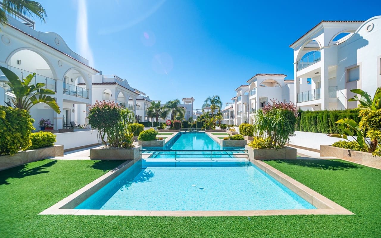 2 bedroom Villa for sale in Ciudad Quesada with pool - € 390,000 (Ref: 9823589)
