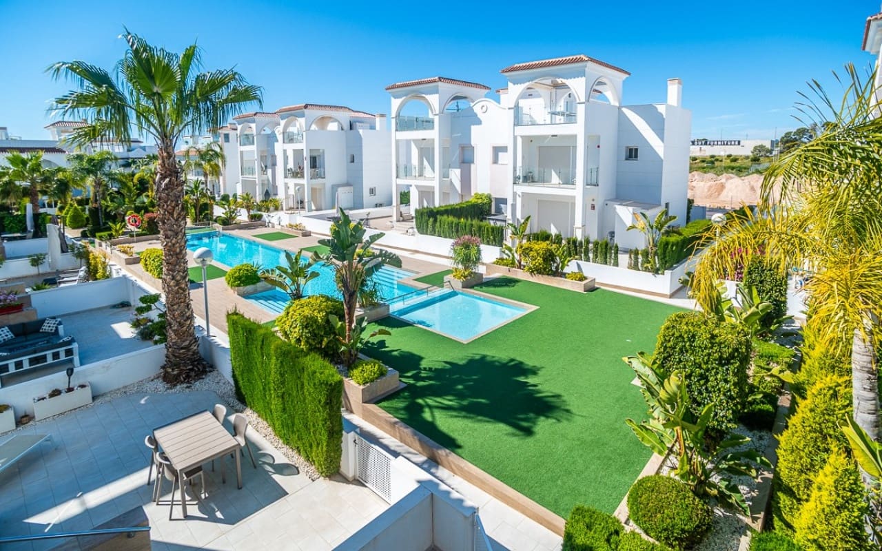 2 bedroom Villa for sale in Ciudad Quesada with pool - € 390,000 (Ref: 9823589)