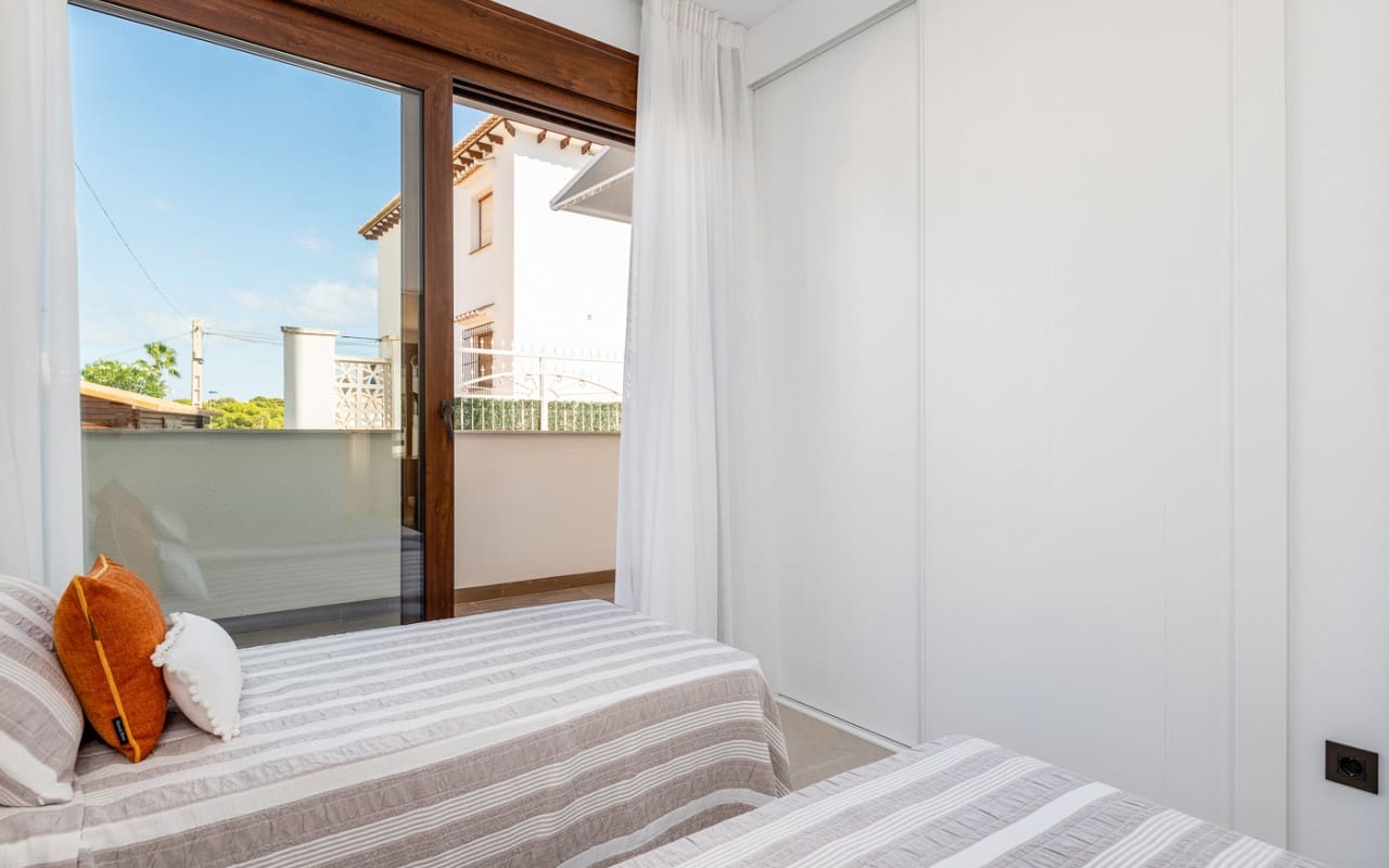 2 sovrum Hus till salu i Torrevieja med pool - 320 000 € (Ref: 9843750)