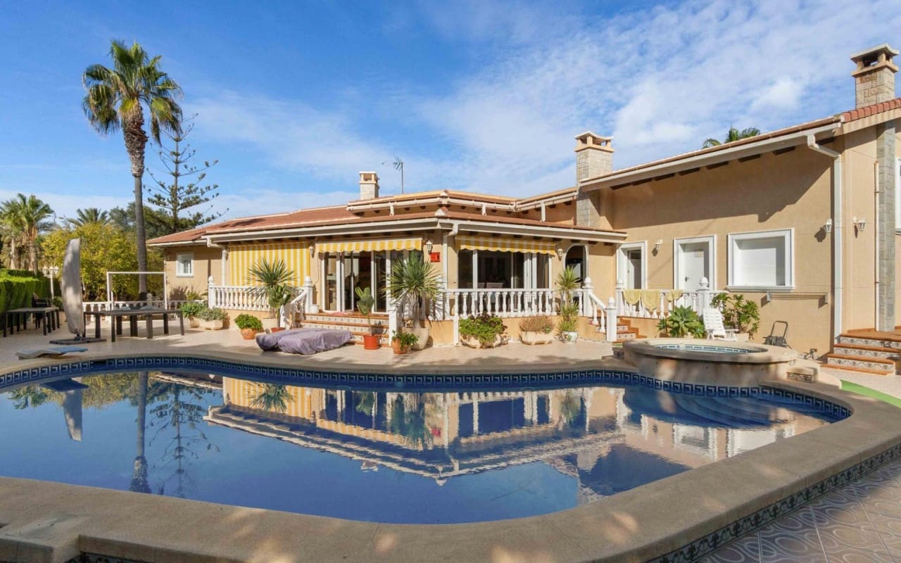 3 bedroom Villa for sale in Cabo Roig with pool - € 1,550,000 (Ref: 9849844)