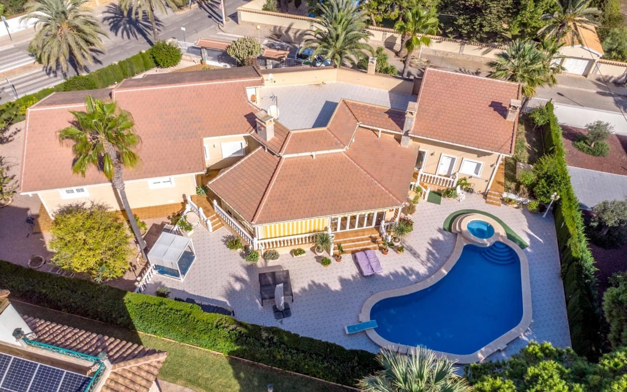 3 bedroom Villa for sale in Cabo Roig with pool - € 1,550,000 (Ref: 9849844)