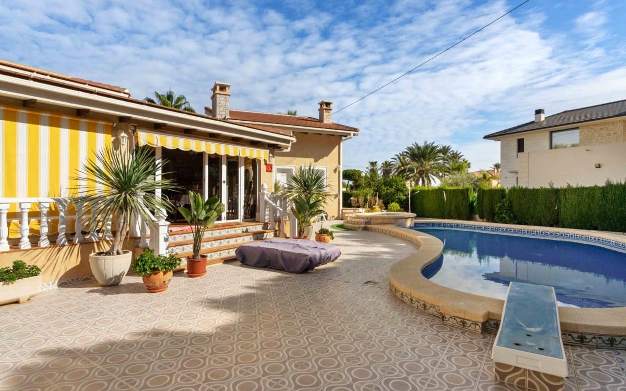 3 bedroom Villa for sale in Cabo Roig with pool - € 1,550,000 (Ref: 9849844)
