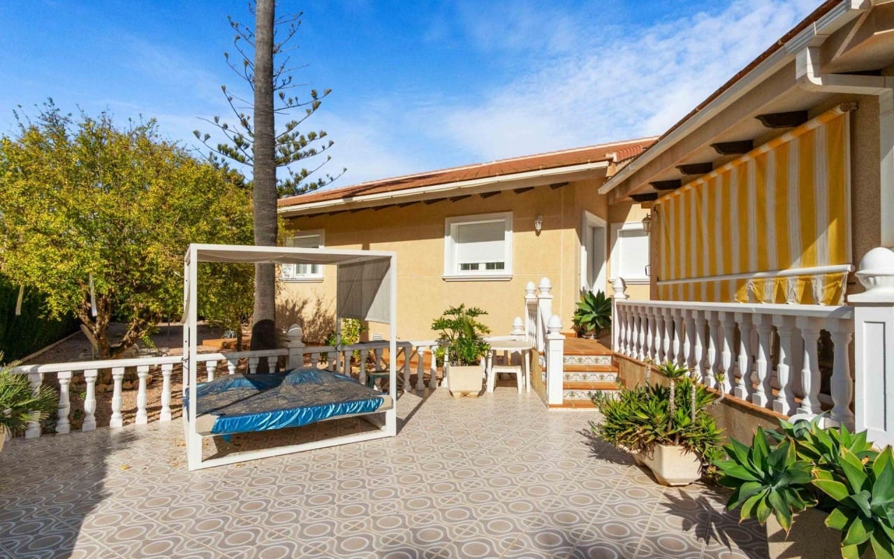 3 bedroom Villa for sale in Cabo Roig with pool - € 1,550,000 (Ref: 9849844)